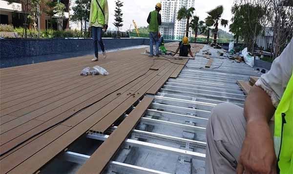 thi công sàn nhựa giả gỗ ngoài trời